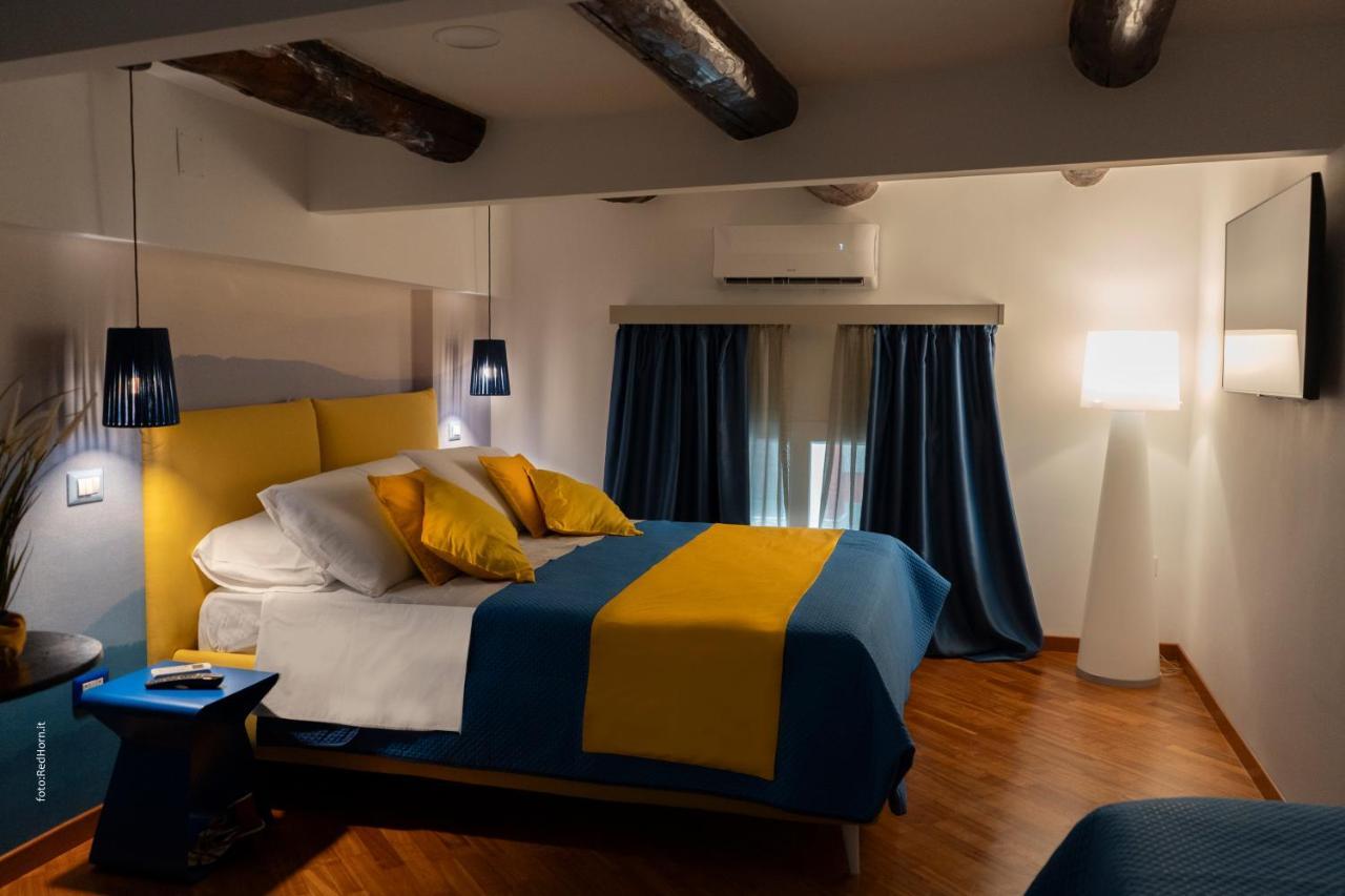 Two Rooms Chiaia 37 Napoli Eksteriør bilde
