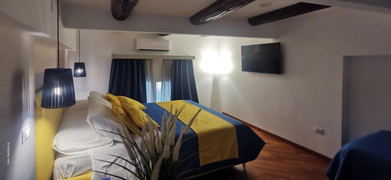 Two Rooms Chiaia 37 Napoli Eksteriør bilde