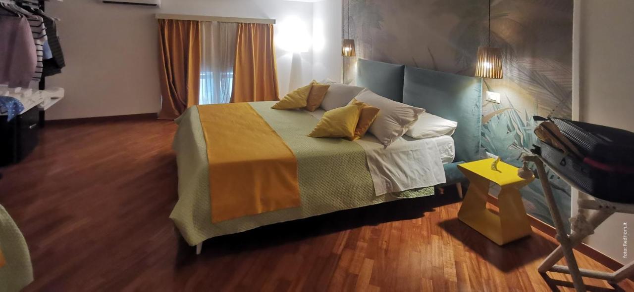 Two Rooms Chiaia 37 Napoli Eksteriør bilde