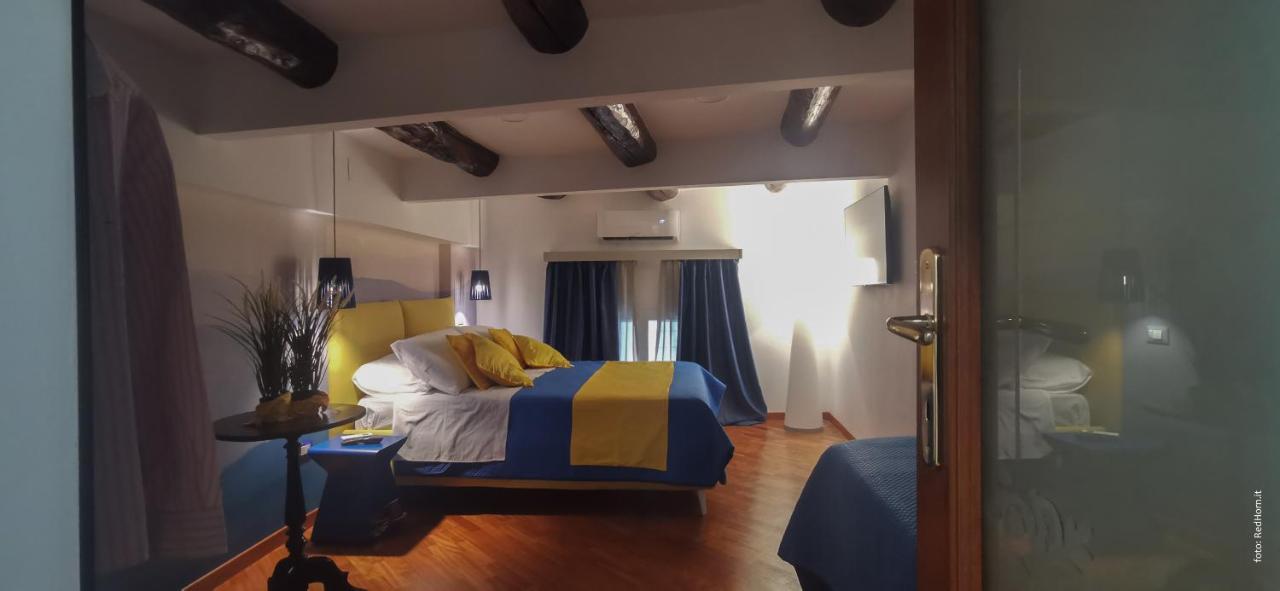 Two Rooms Chiaia 37 Napoli Eksteriør bilde