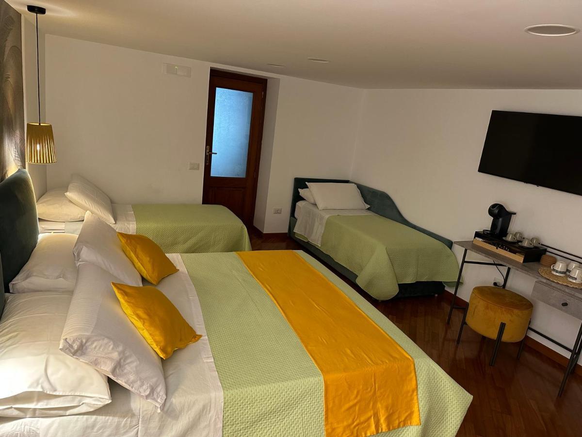 Two Rooms Chiaia 37 Napoli Eksteriør bilde